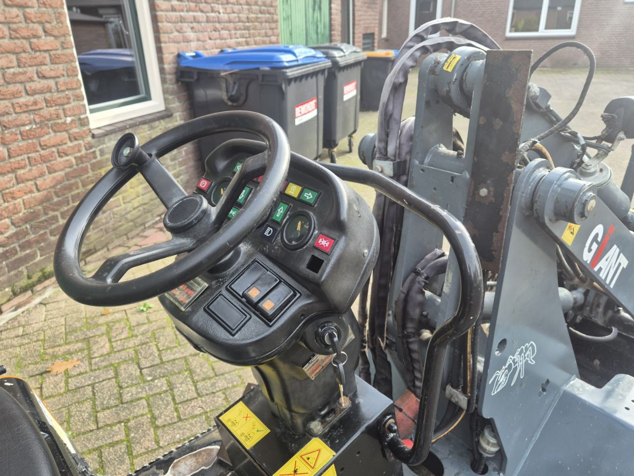 Giant 263 mini shovel