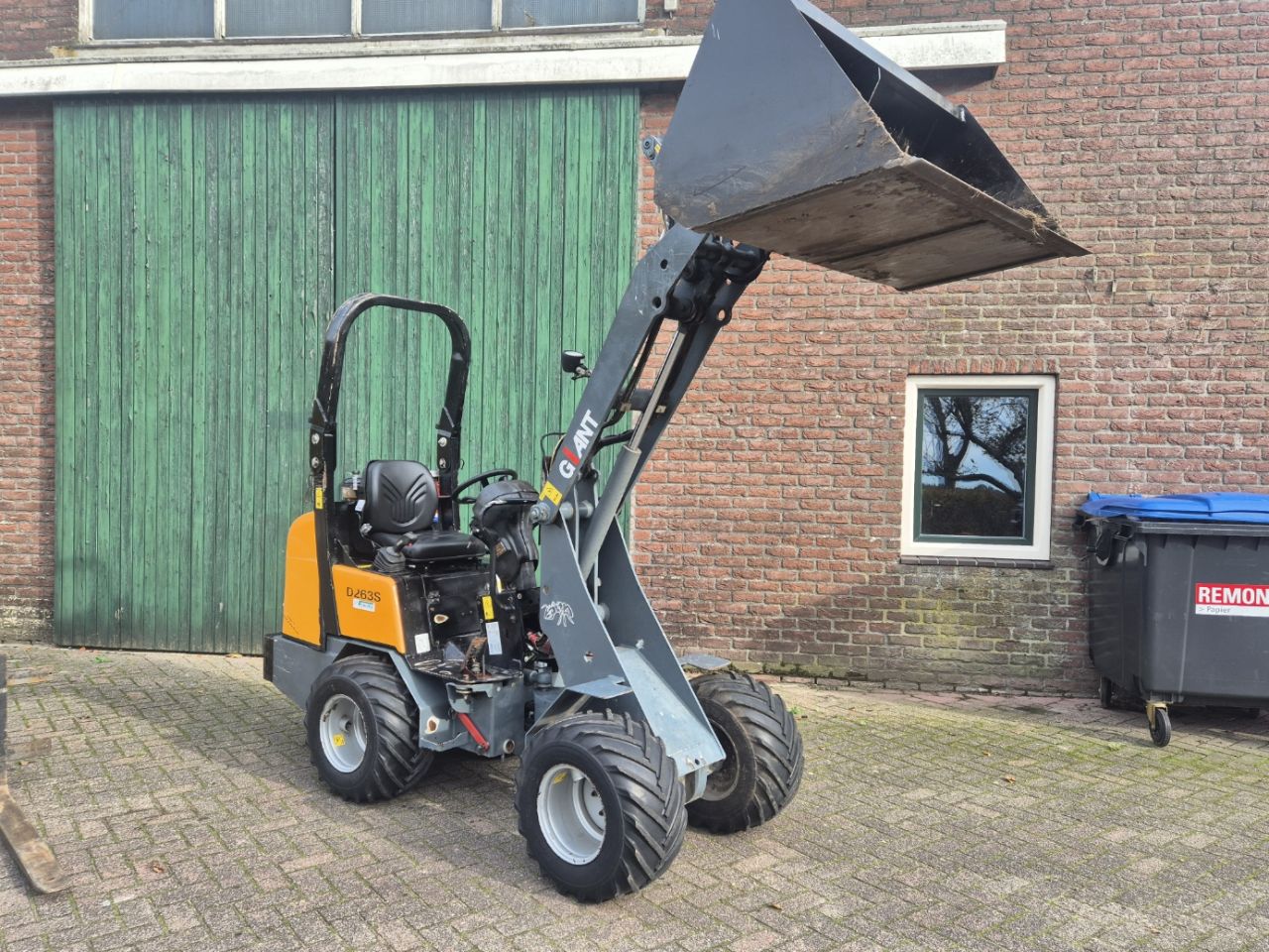 Giant 263 mini shovel