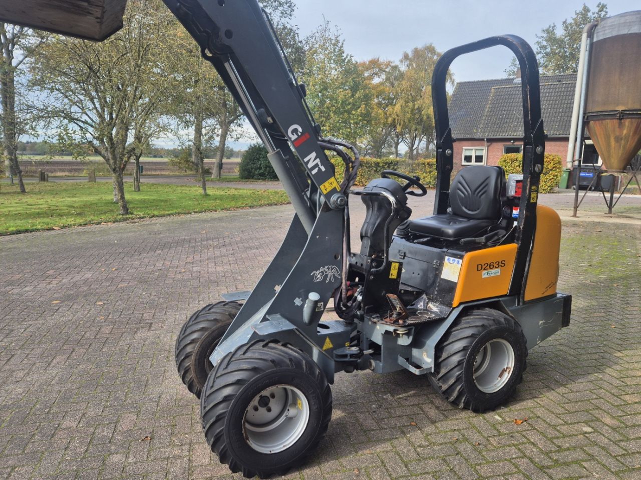 Giant 263 mini shovel