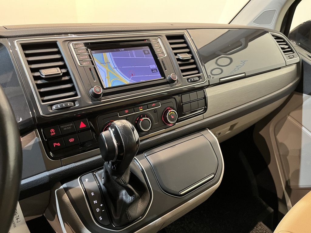 Volkswagen Transporter 2.0 TDI L2H1 DC Dubbel Cabine 204 PK Automaat / Schuifdeur L + R / Airco / Cruise Control / CarPlay / Trekhaak / Camera / Leder / Navigatie