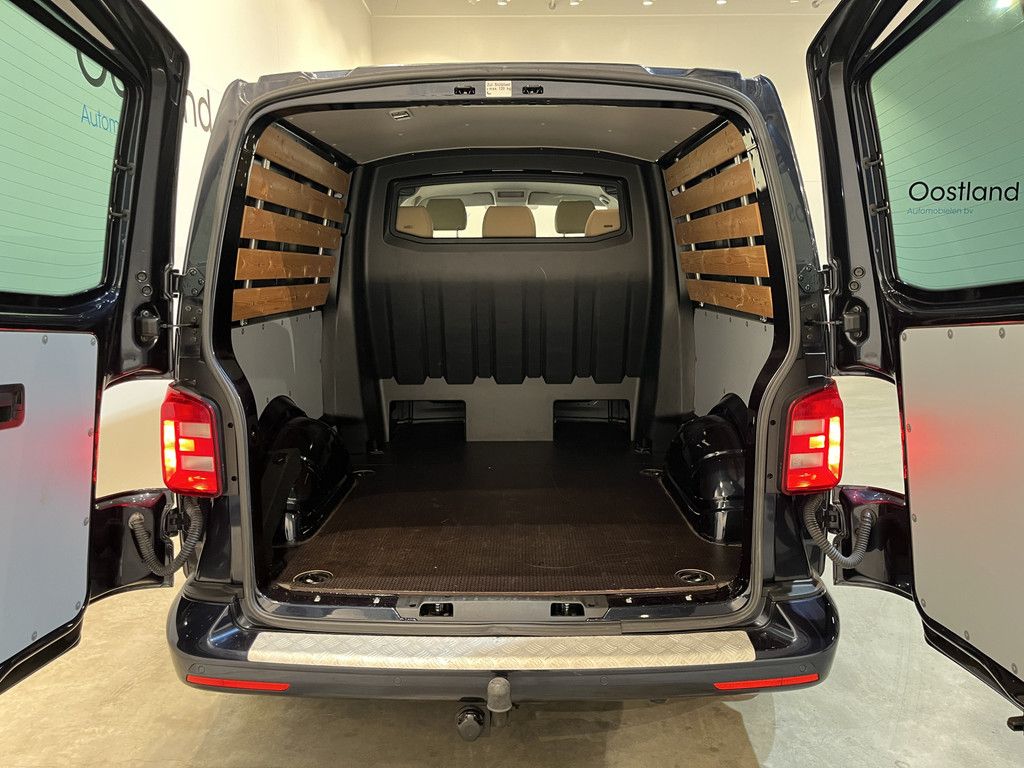 Volkswagen Transporter 2.0 TDI L2H1 DC Dubbel Cabine 204 PK Automaat / Schuifdeur L + R / Airco / Cruise Control / CarPlay / Trekhaak / Camera / Leder / Navigatie