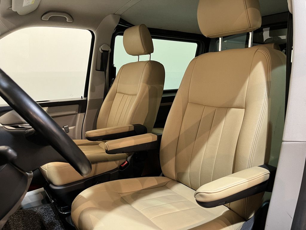 Volkswagen Transporter 2.0 TDI L2H1 DC Dubbel Cabine 204 PK Automaat / Schuifdeur L + R / Airco / Cruise Control / CarPlay / Trekhaak / Camera / Leder / Navigatie