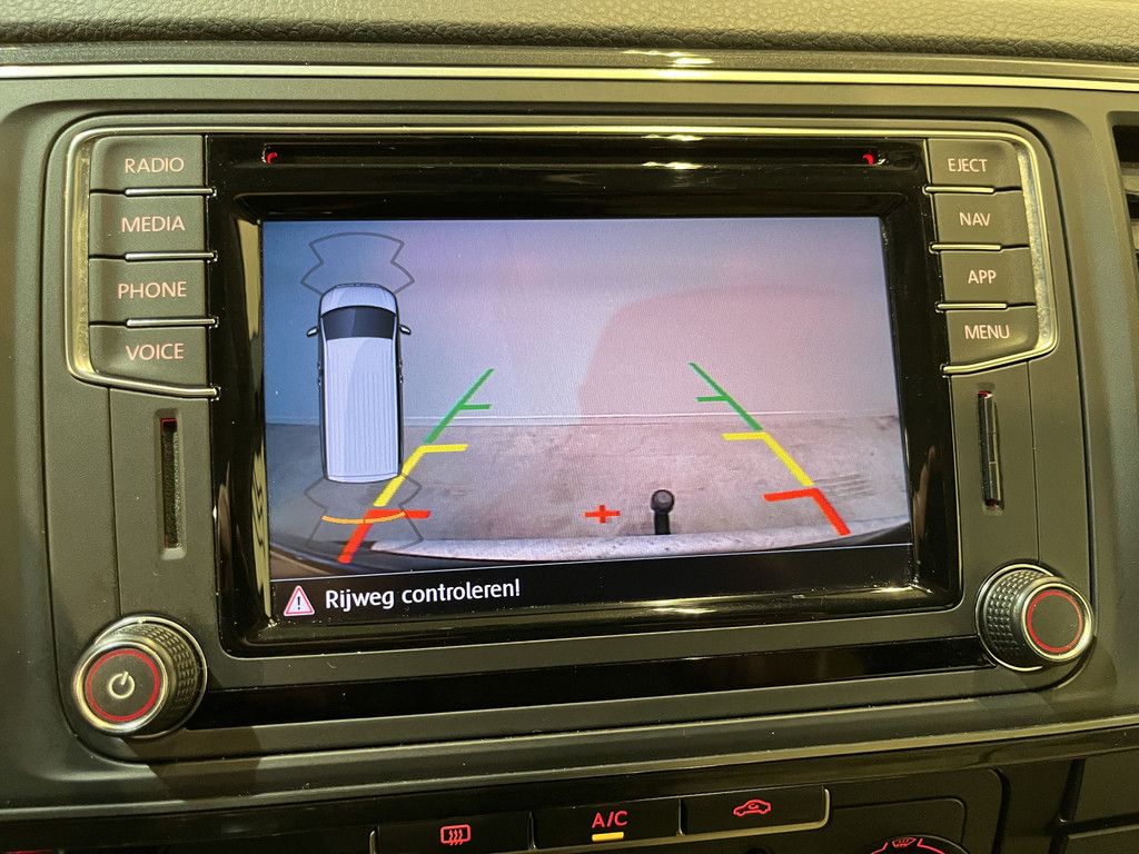 Volkswagen Transporter 2.0 TDI L2H1 DC Dubbel Cabine 204 PK Automaat / Schuifdeur L + R / Airco / Cruise Control / CarPlay / Trekhaak / Camera / Leder / Navigatie