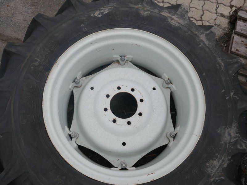 Taurus 420/70R28 mit NH Felge