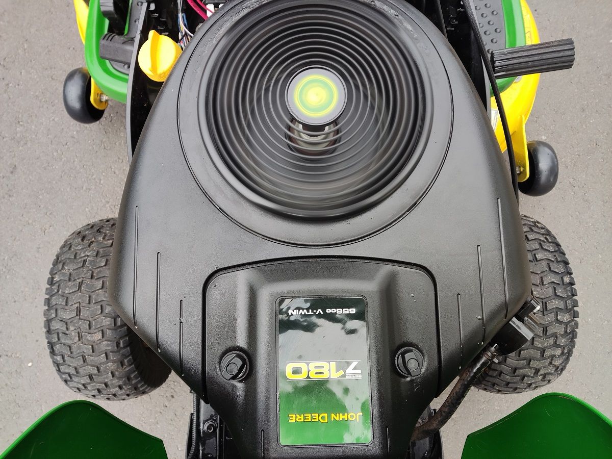 JOHN DEERE zitmaaier (type X155R, 18 pk V-Twin, i.z.g.s.!)