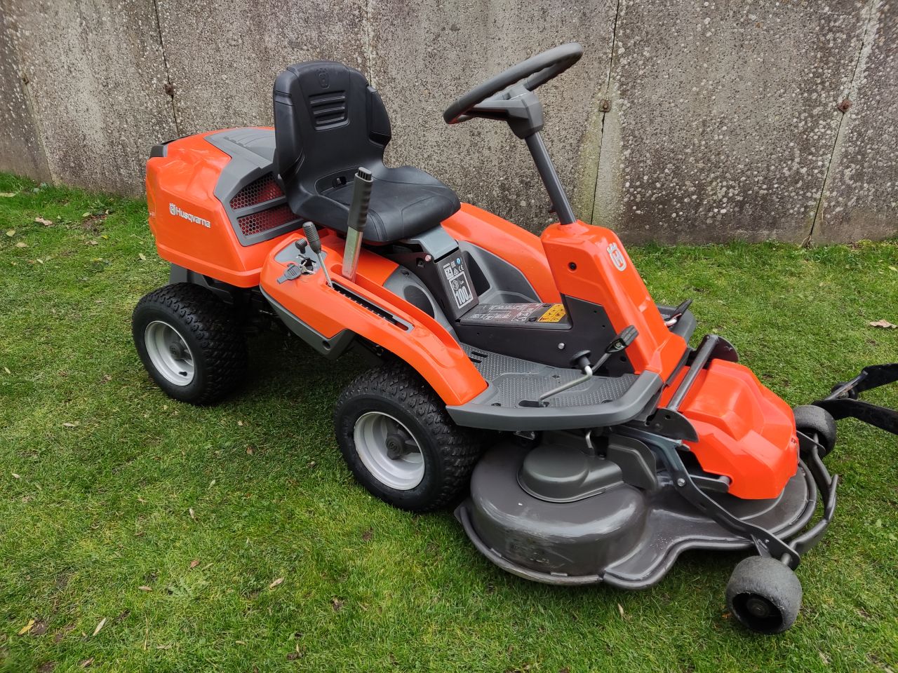 HUSQVARNA zitmaaier (type R216, B&S, 103 cm, veegbezem)