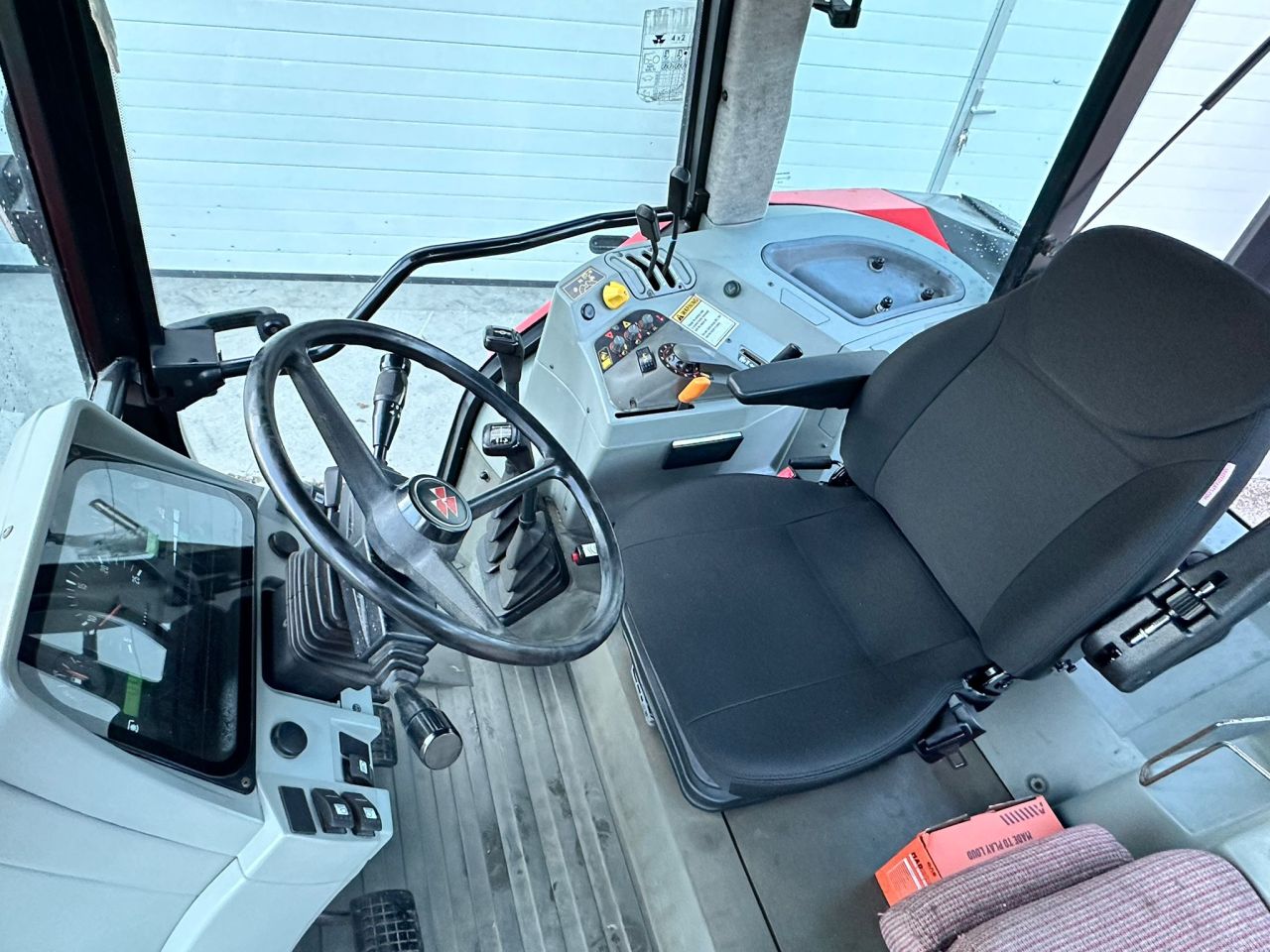 TE KOOP: zeer nette MASSEY FERGUSON 6130