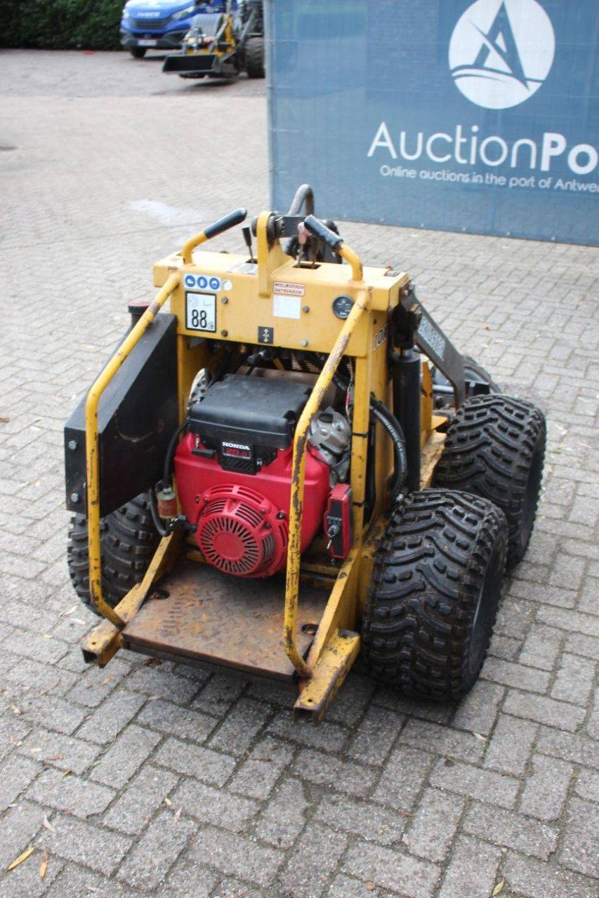 Skid Steer Loader Skidster M10X Petrol 20 hp with attachments