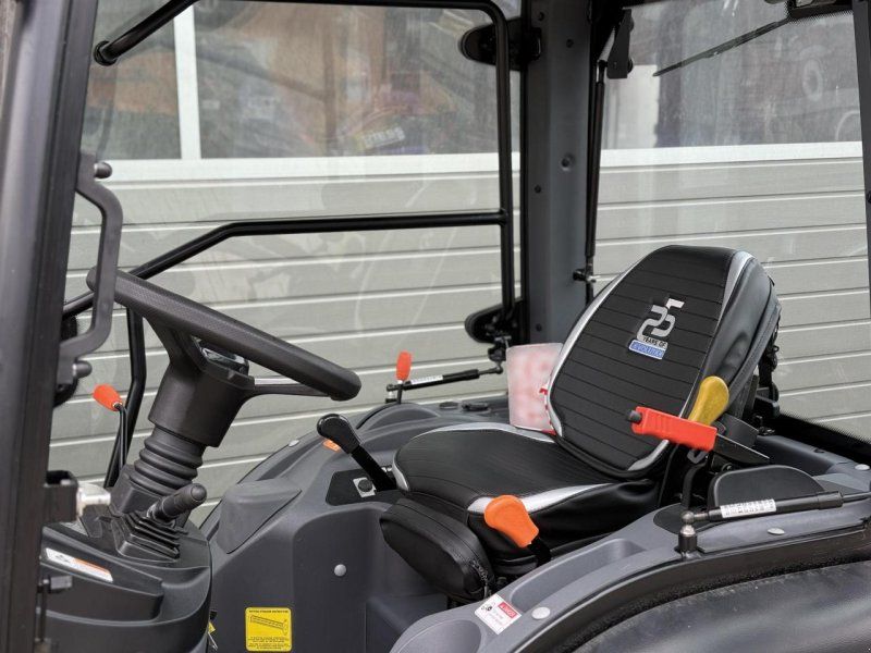 Solis 26 HST Kabine Panther (Black)