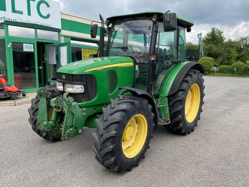 John Deere 5820