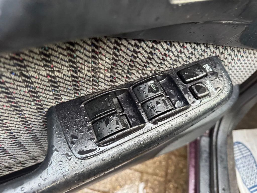 Toyota Carina E **2.0 PETROL-ESSENCE**