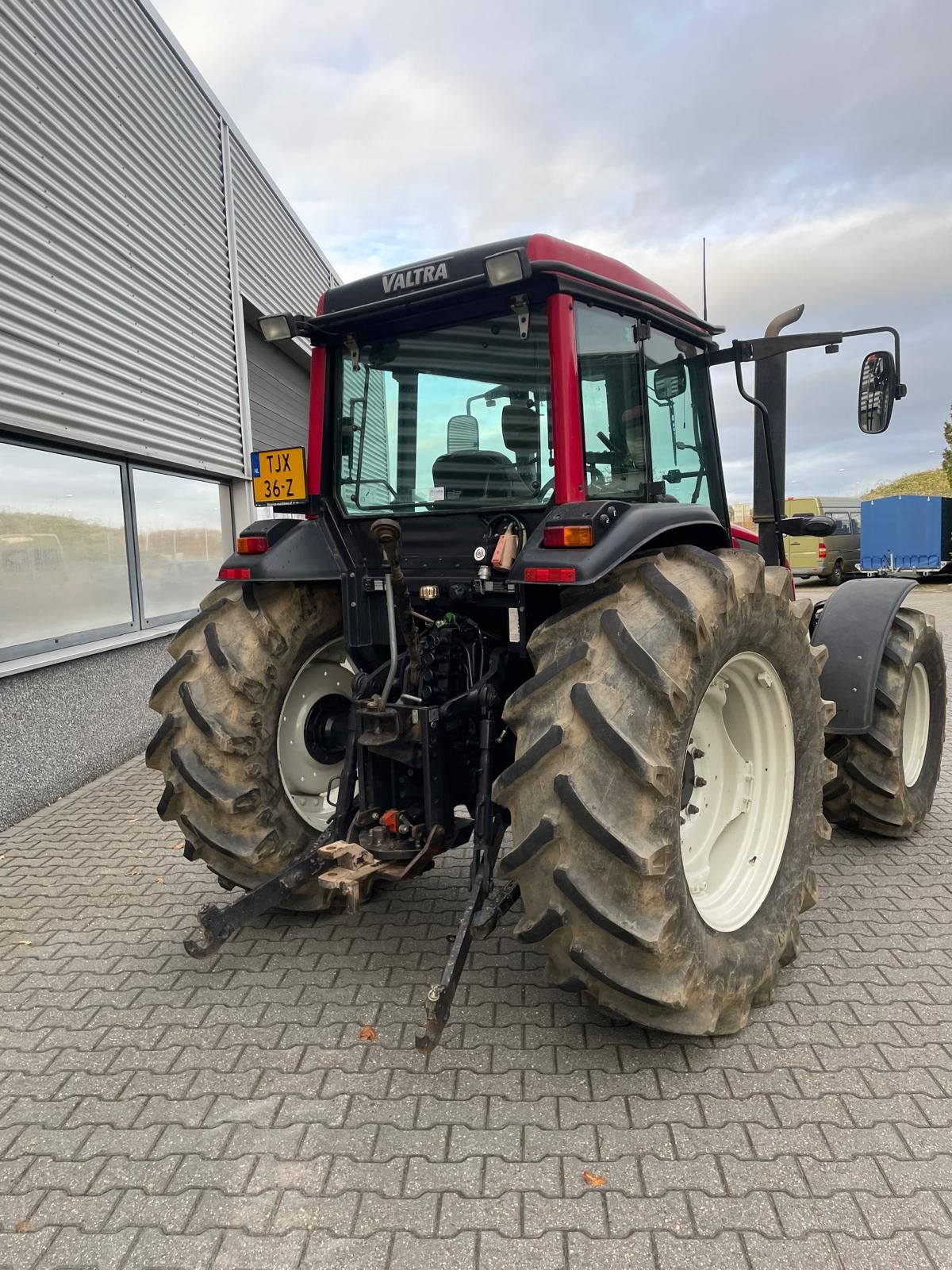 Valtra A72 met fronthef tractor