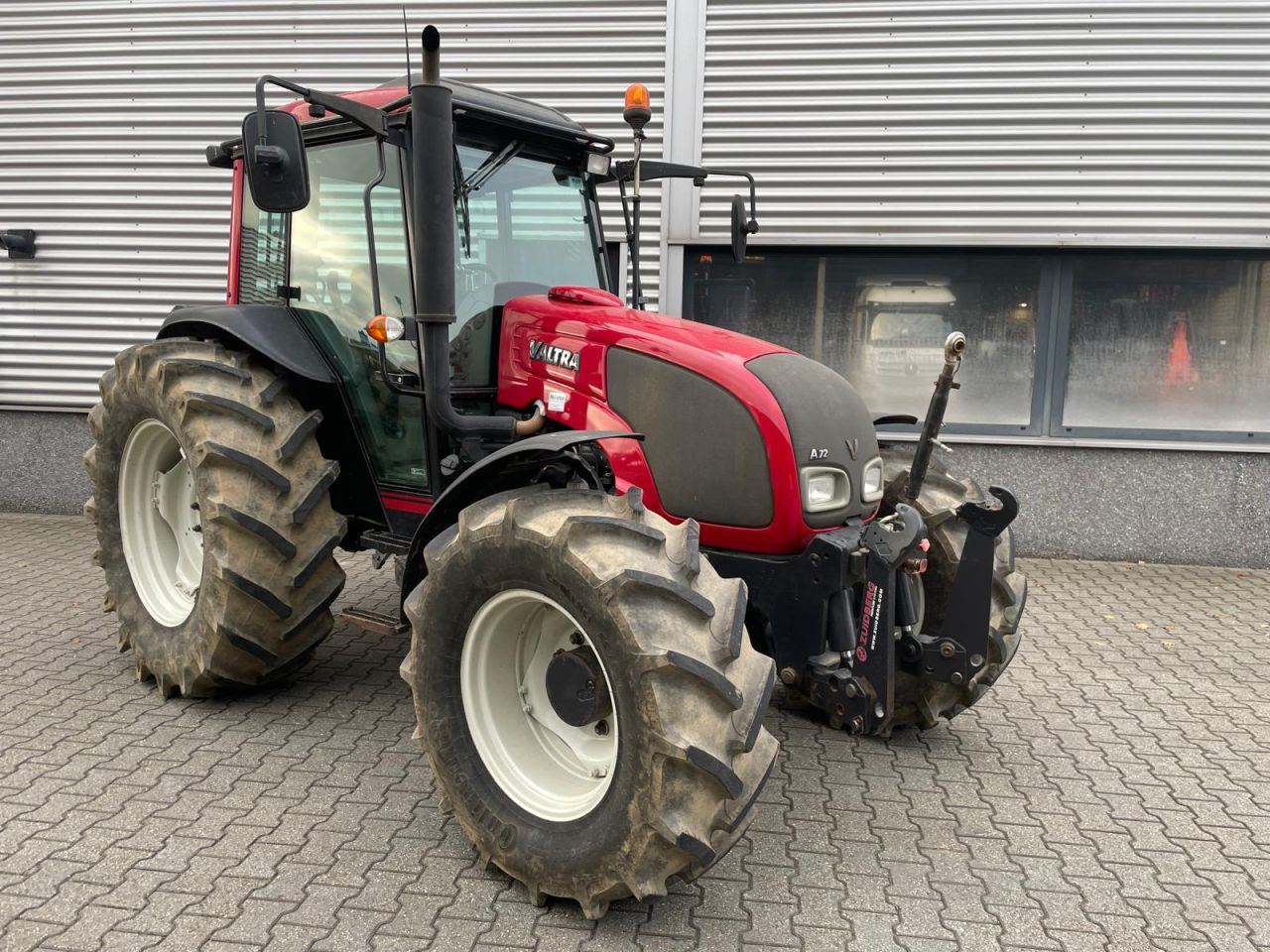 Valtra A72 met fronthef tractor