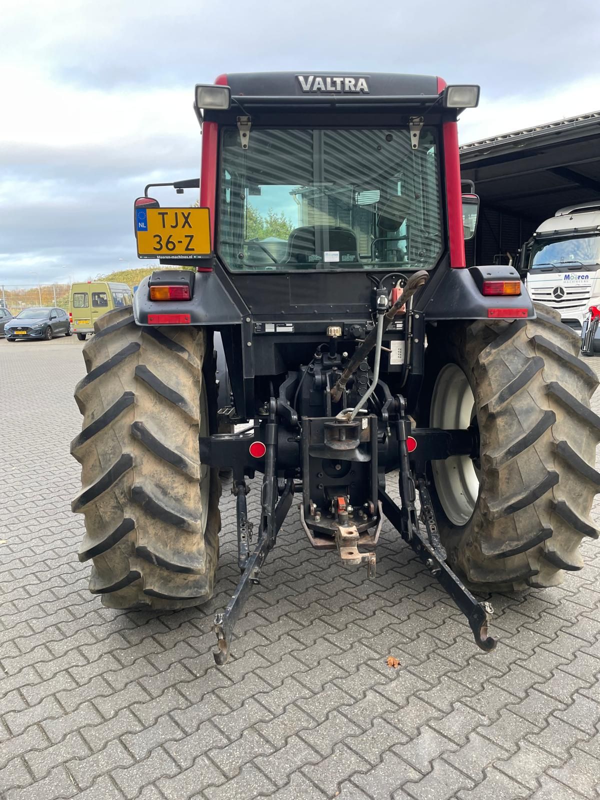 Valtra A72 met fronthef tractor