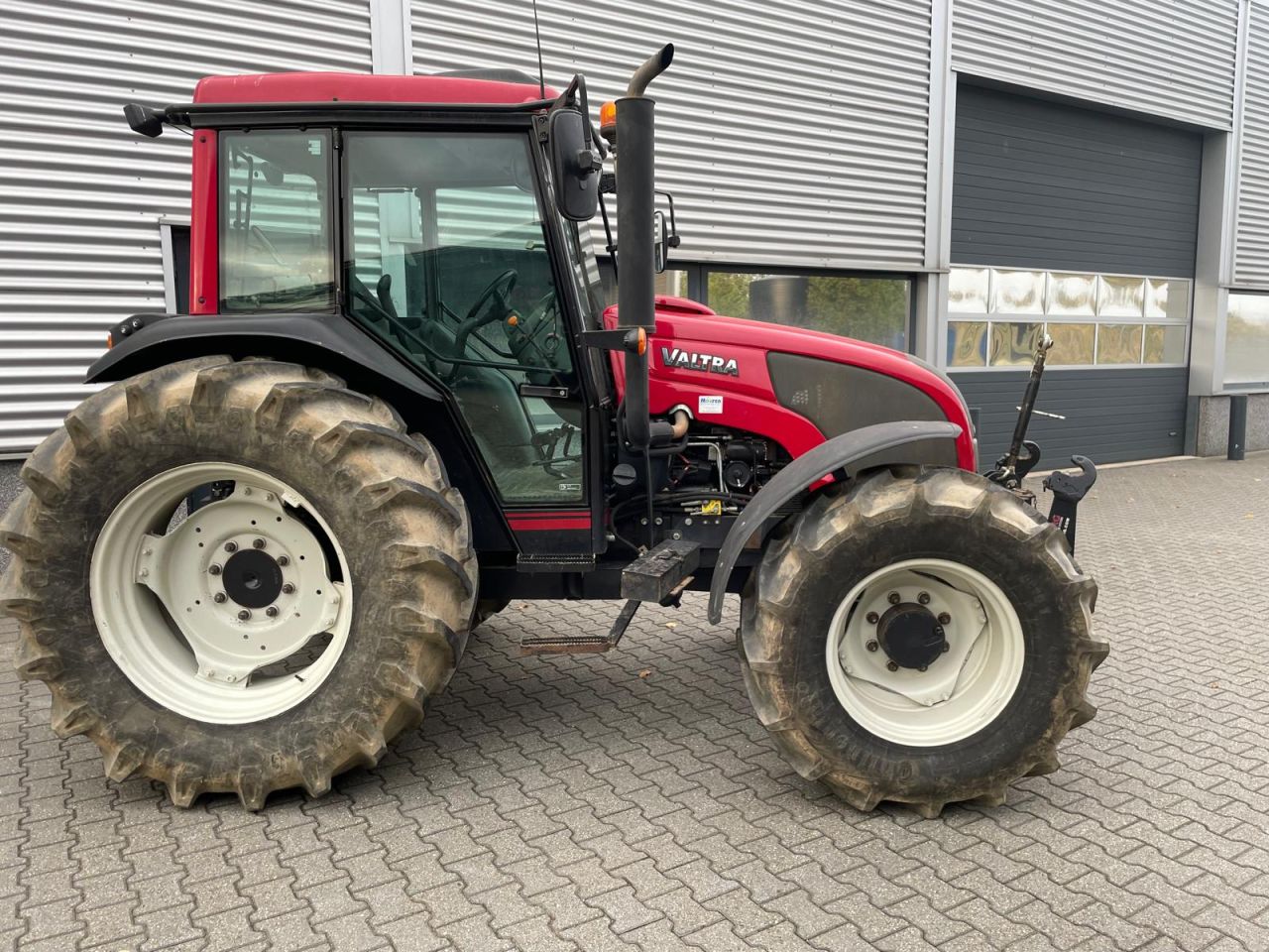 Valtra A72 met fronthef tractor