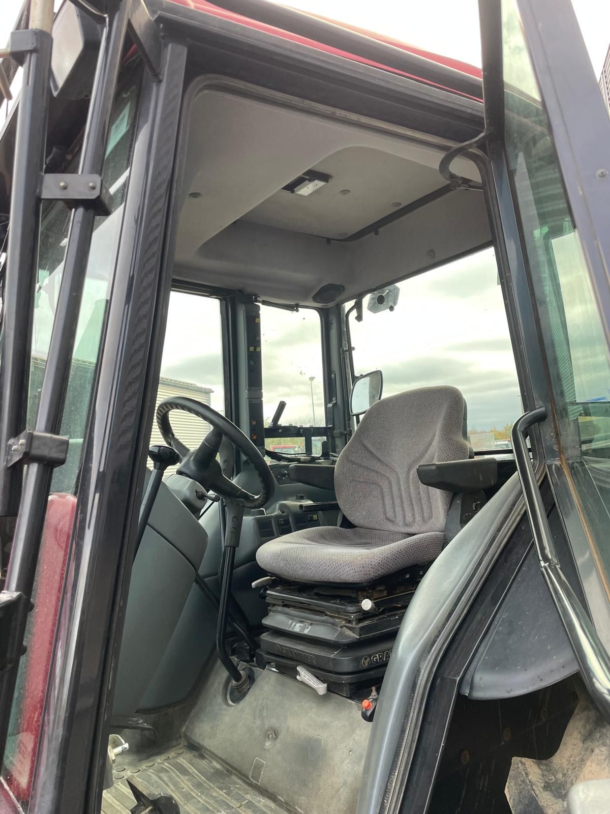 Valtra A72 met fronthef tractor