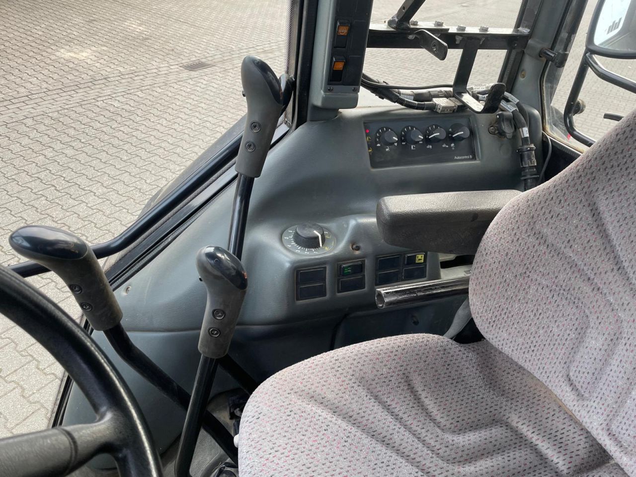 Valtra A72 met fronthef tractor