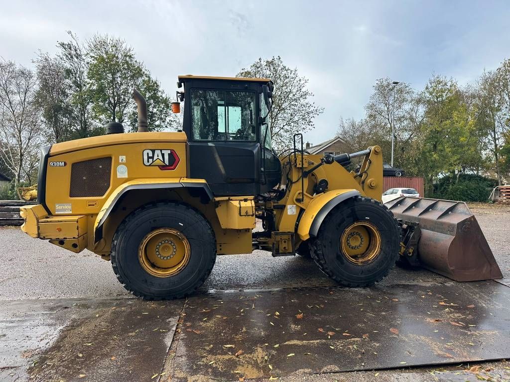 CAT 930 M - 4 new tires!