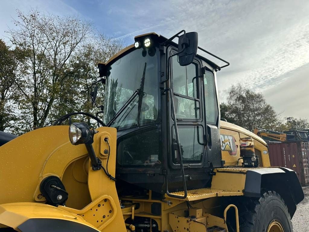 CAT 930 M - 4 new tires!