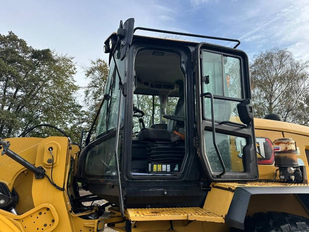 CAT 930 M - 4 new tires!