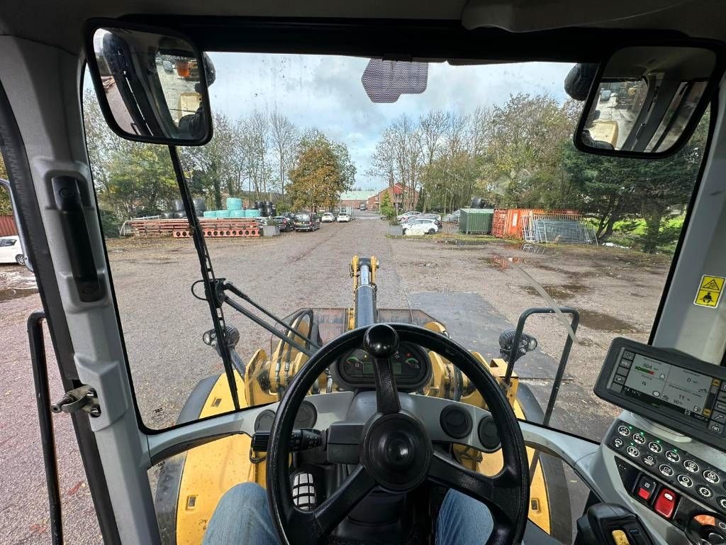 CAT 930 M - 4 new tires!