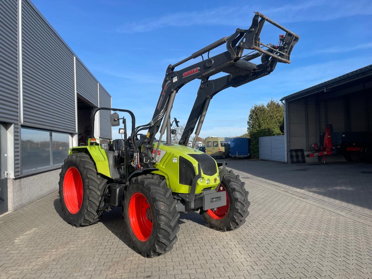 Claas Axos 340 tractor met Stoll voorlader