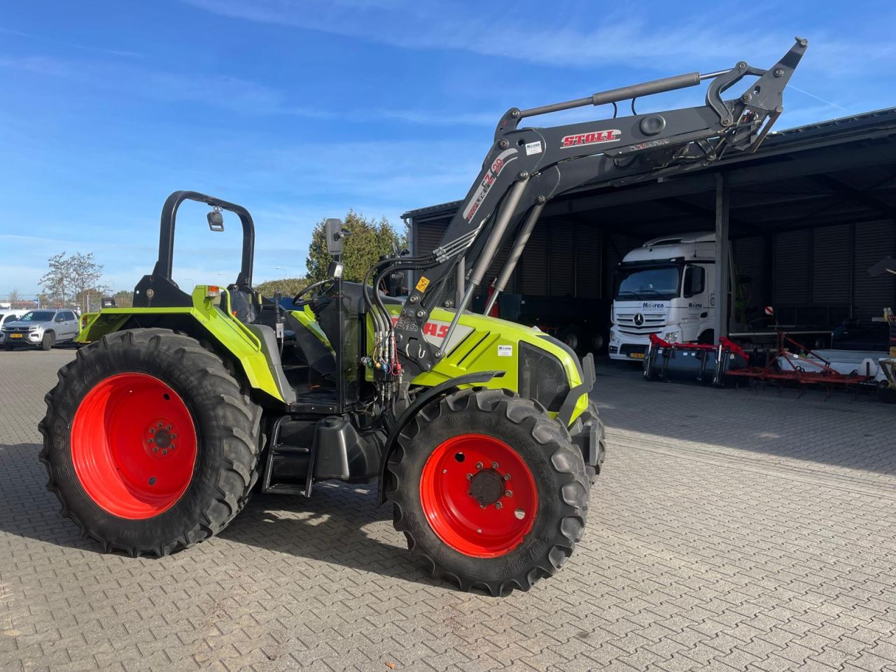 Claas Axos 340 tractor met Stoll voorlader