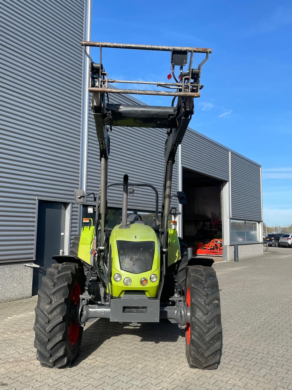 Claas Axos 340 tractor met Stoll voorlader