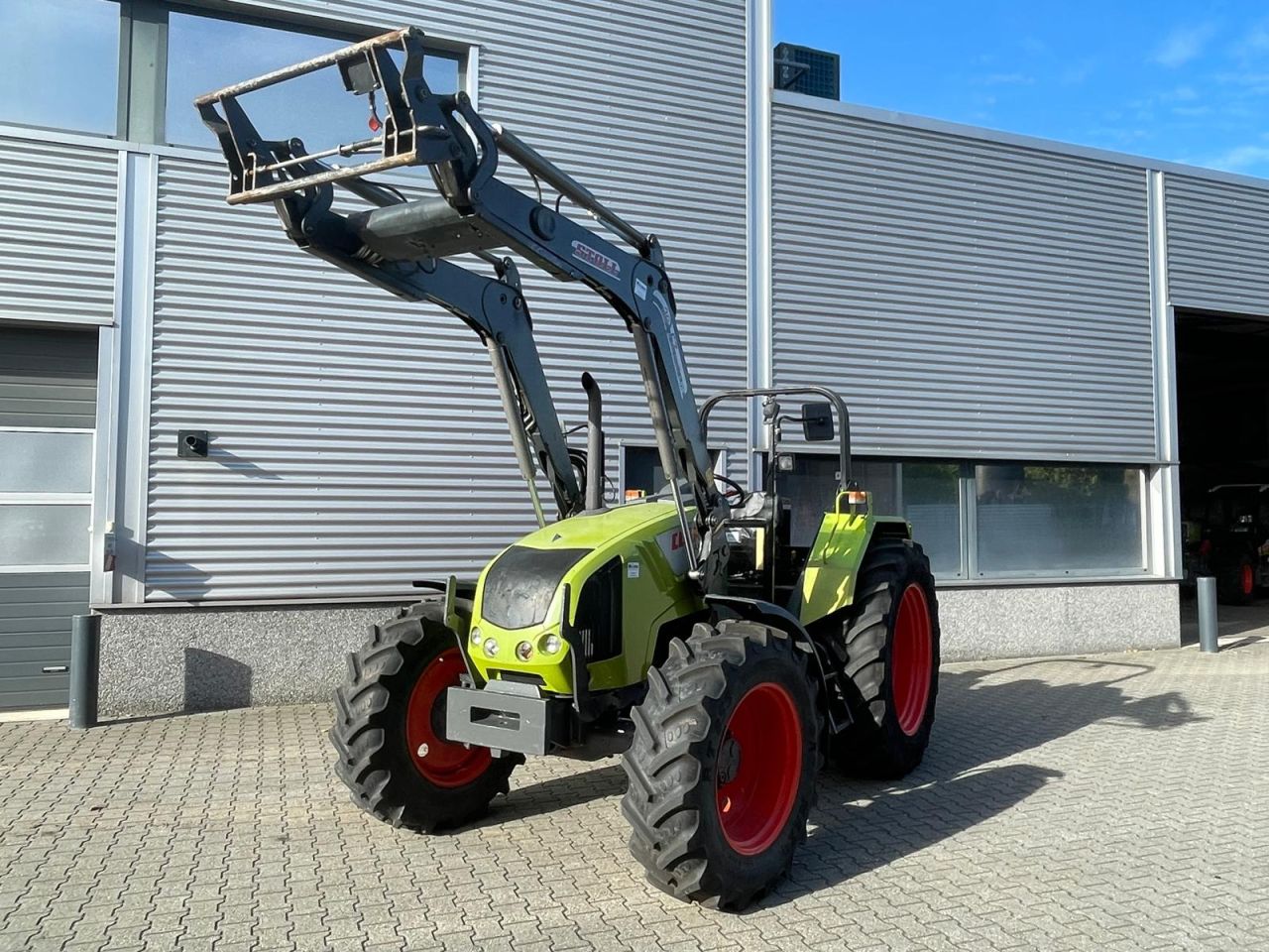 Claas Axos 340 tractor met Stoll voorlader