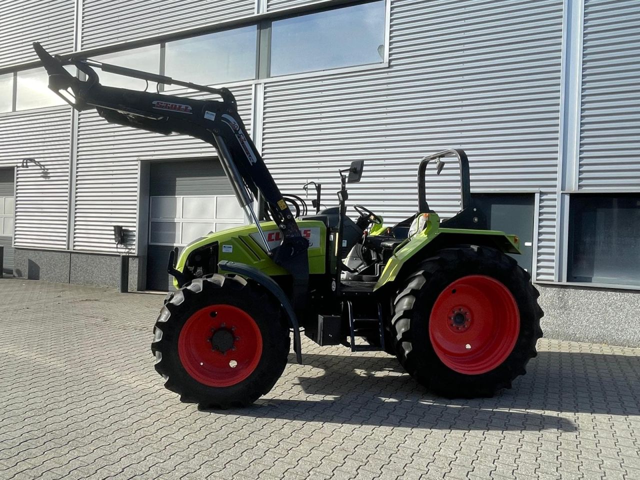 Claas Axos 340 tractor met Stoll voorlader