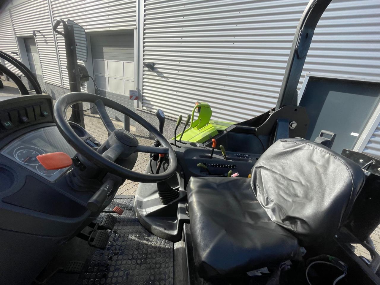 Claas Axos 340 tractor met Stoll voorlader