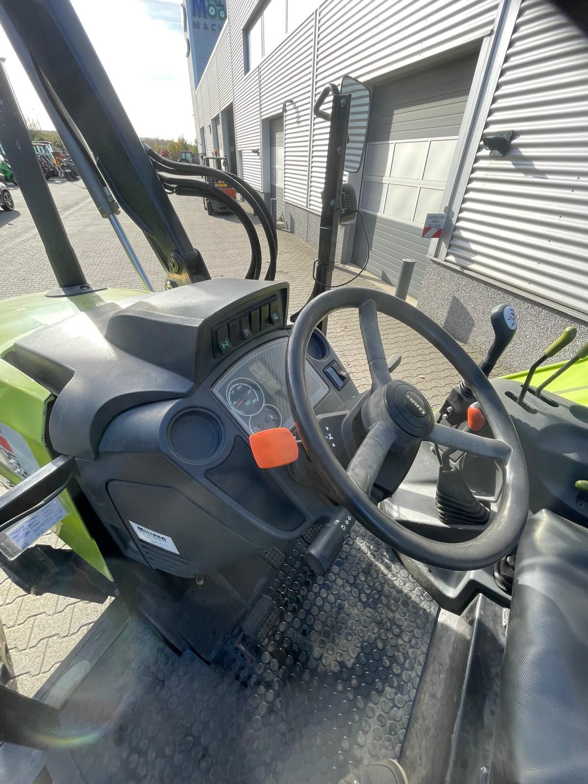 Claas Axos 340 tractor met Stoll voorlader