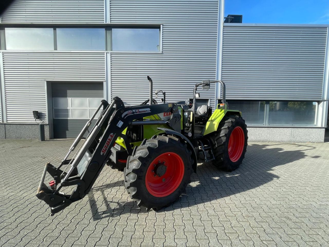 Claas Axos 340 tractor met Stoll voorlader