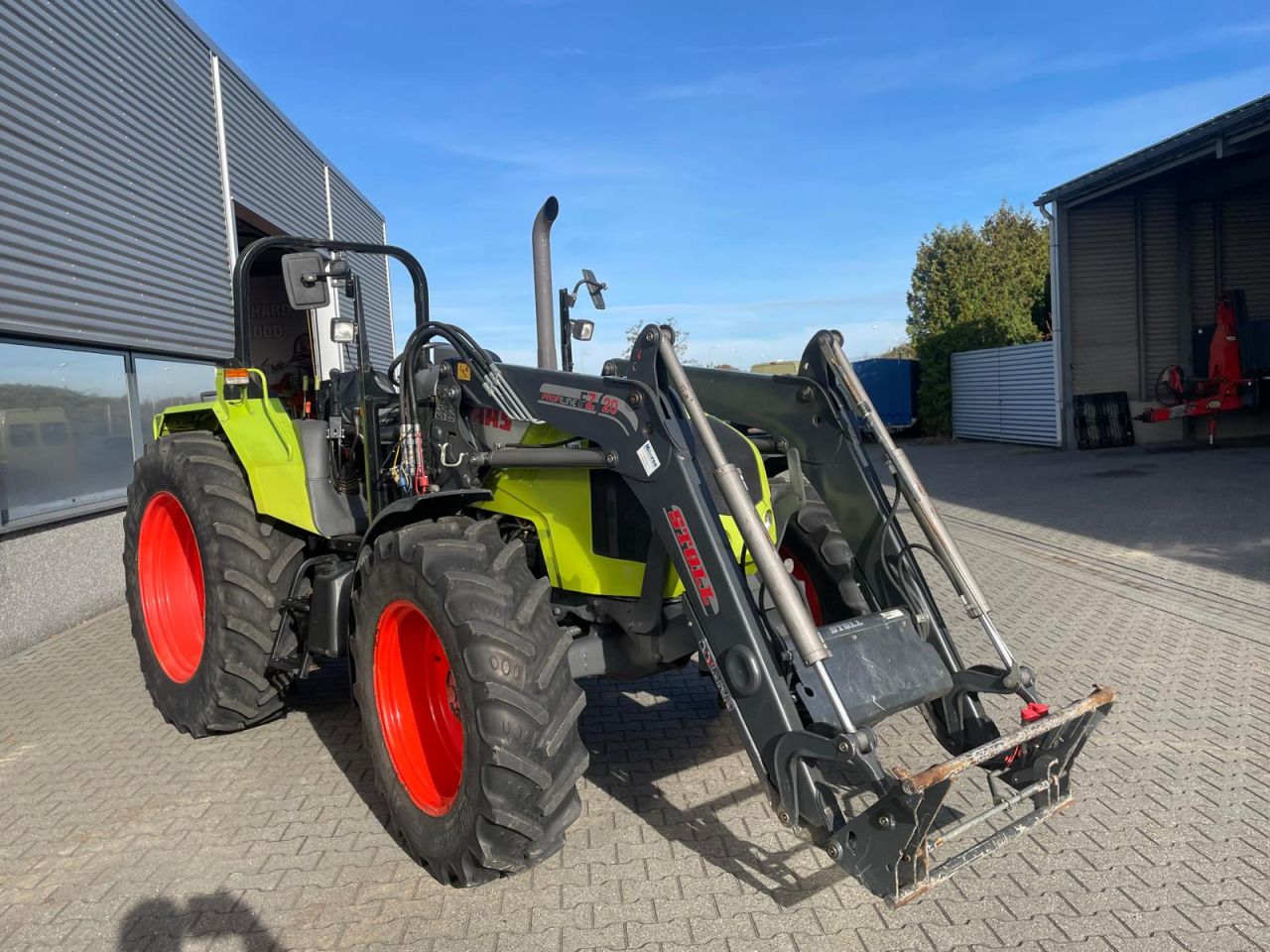 Claas Axos 340 tractor met Stoll voorlader