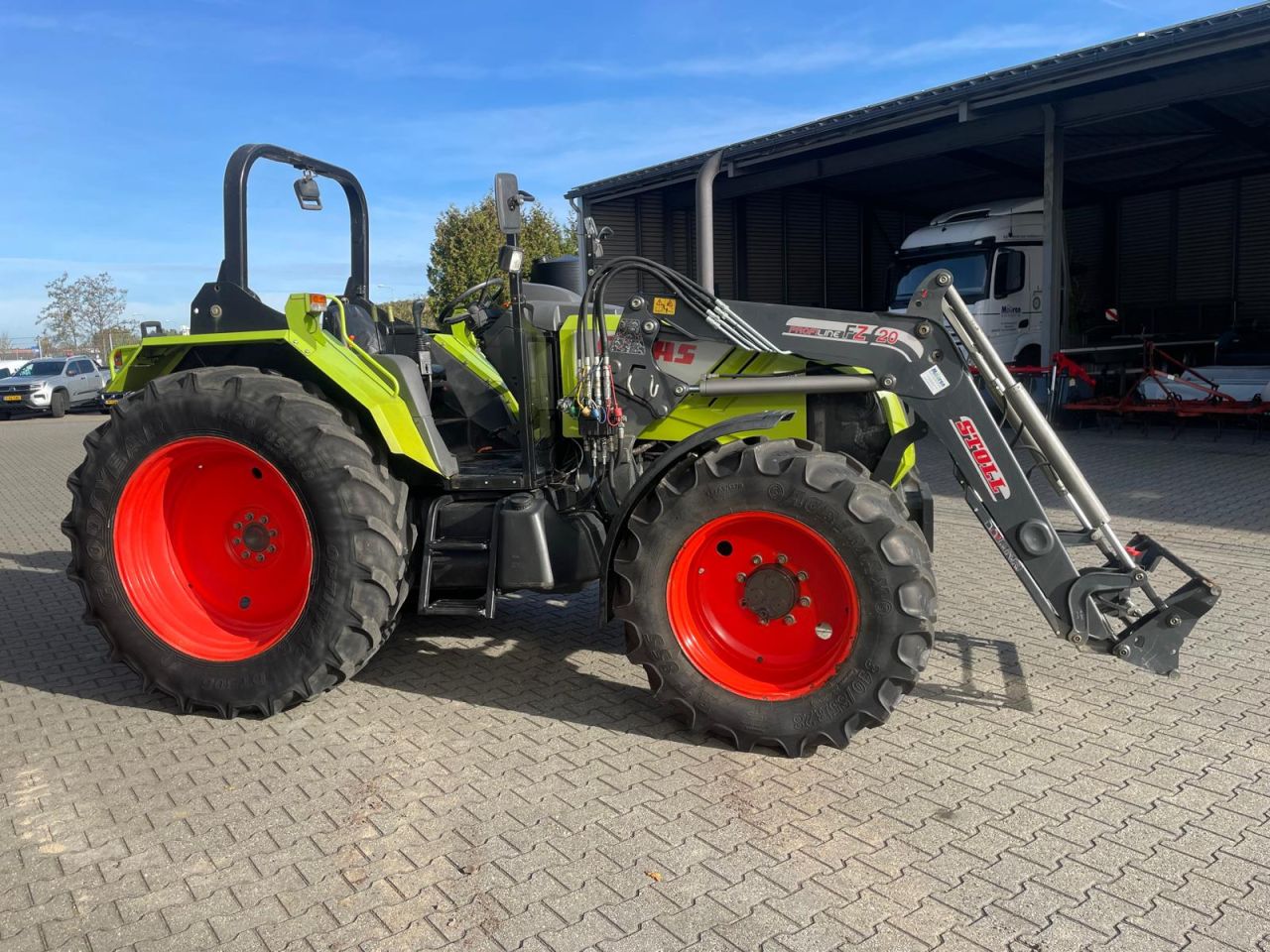 Claas Axos 340 tractor met Stoll voorlader
