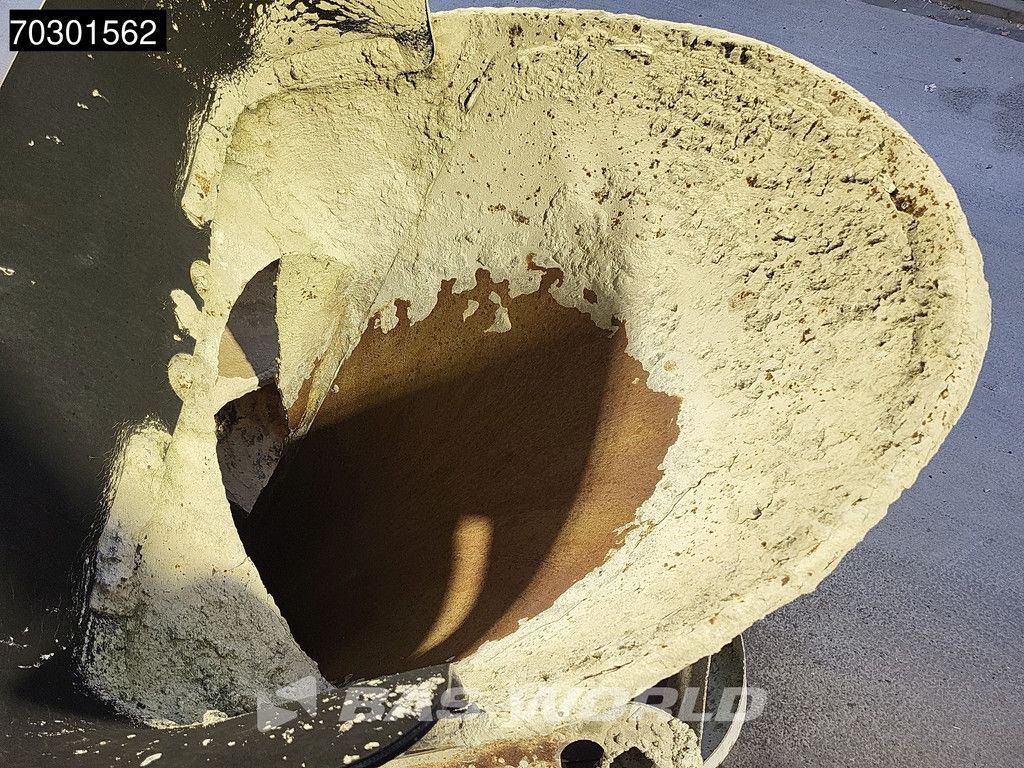 Mercedes Axor 3240 8X4 9m3 Liebherr mixer Steel suspension Manual Euro 5