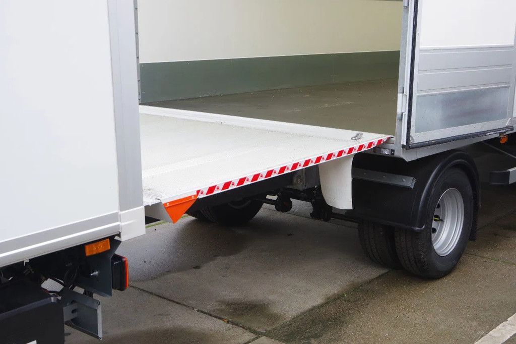 Ford Transit bakwagen 5,0 m. (luchtremsysteem/vangmuil) + Gesloten schamel aanhangwagen 8,5 m.