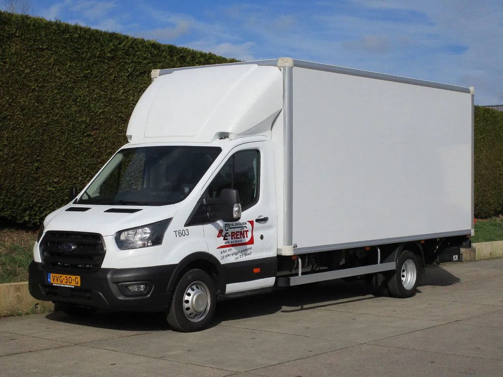 Ford Transit bakwagen 5,0 m. (luchtremsysteem/vangmuil) + Gesloten schamel aanhangwagen 8,5 m.