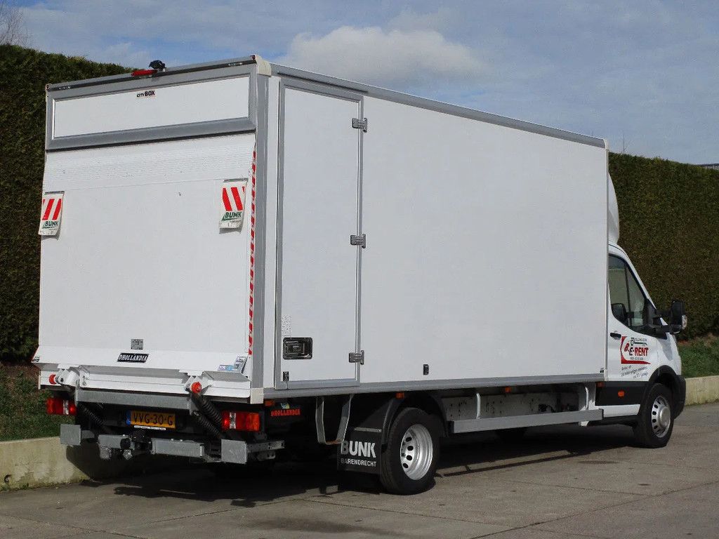 Ford Transit bakwagen 5,0 m. (luchtremsysteem/vangmuil) + Gesloten schamel aanhangwagen 8,5 m.