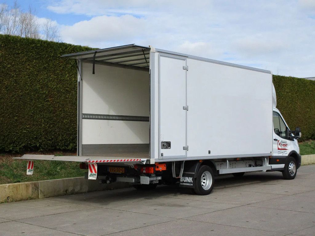 Ford Transit bakwagen 5,0 m. (luchtremsysteem/vangmuil) + Gesloten schamel aanhangwagen 8,5 m.