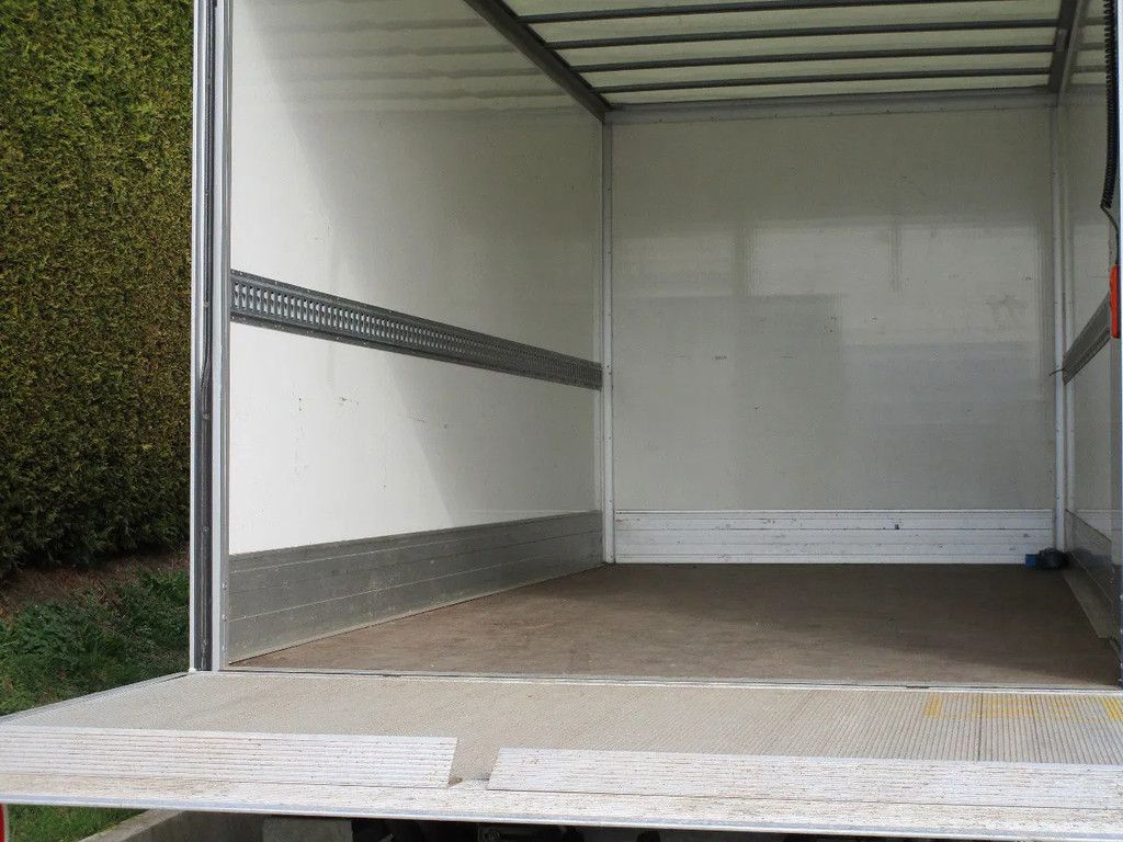 Ford Transit bakwagen 5,0 m. (luchtremsysteem/vangmuil) + Gesloten schamel aanhangwagen 8,5 m.