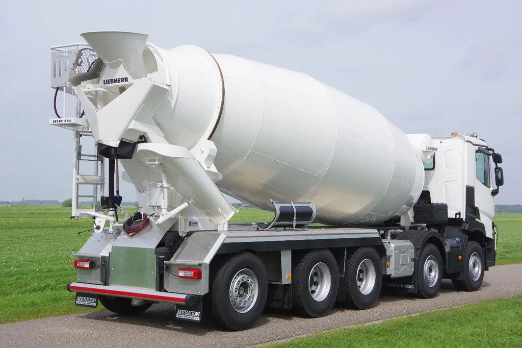 Renault 10x4 49-tons naloopas met Liebherr 15M3 Mixer