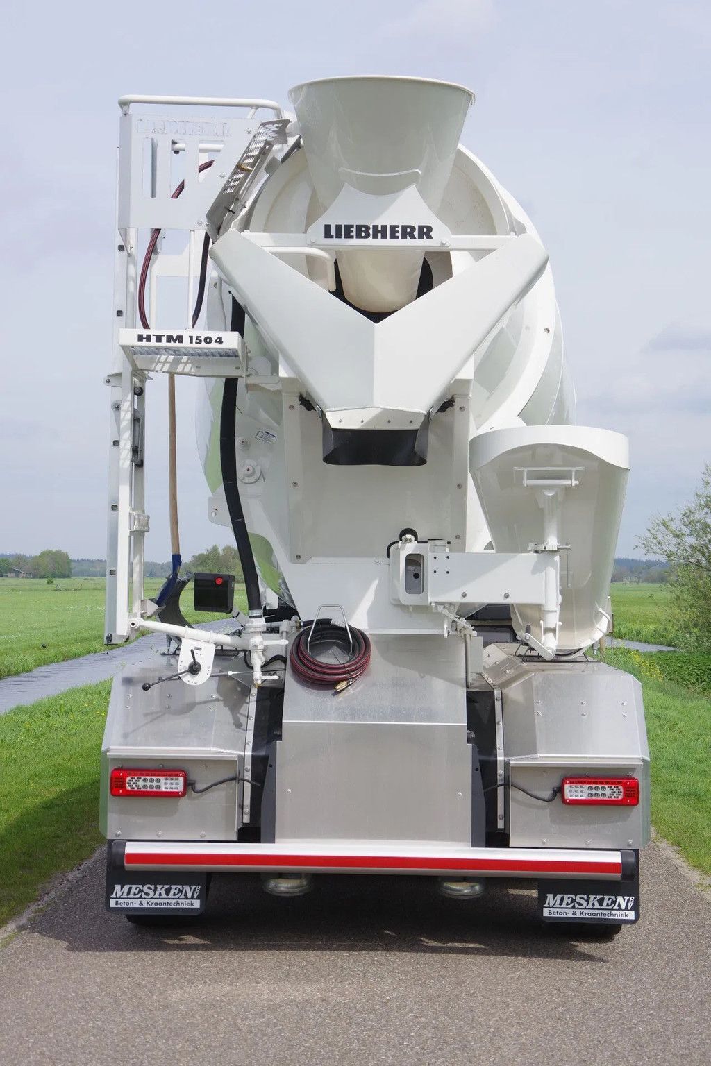 Renault 10x4 49-tons naloopas met Liebherr 15M3 Mixer