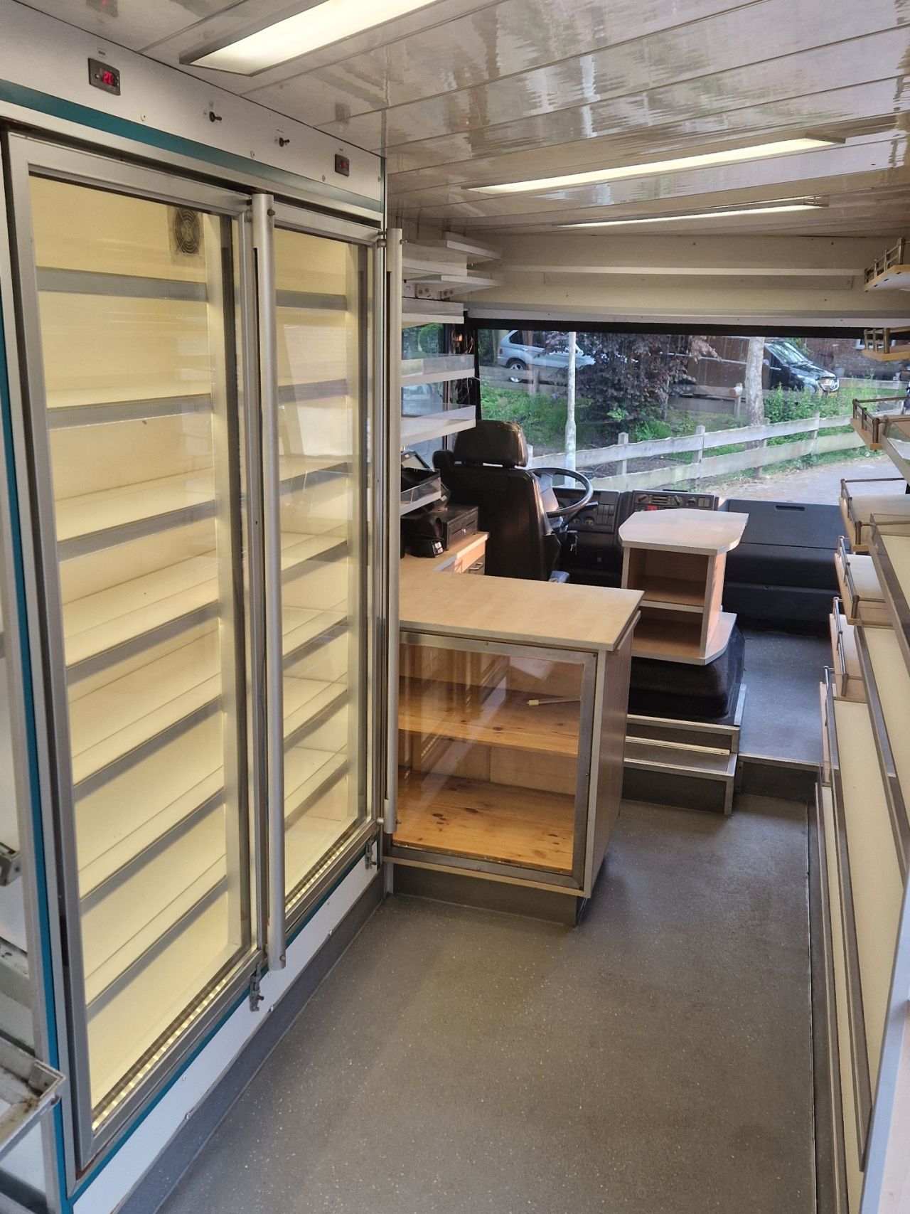 SRV wagen/rijdende winkel /verkoopwagen/ weinig KM