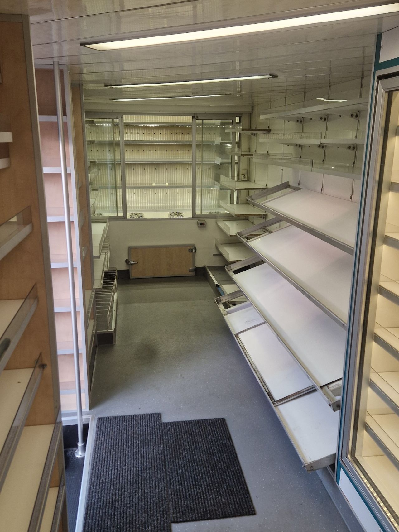 SRV wagen/rijdende winkel /verkoopwagen/ weinig KM