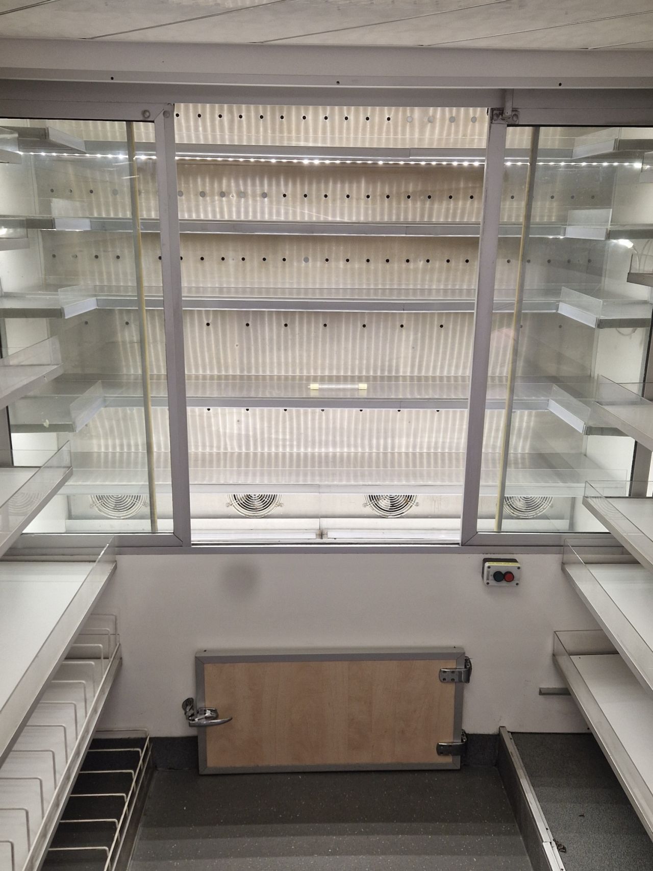 SRV wagen/rijdende winkel /verkoopwagen/ weinig KM