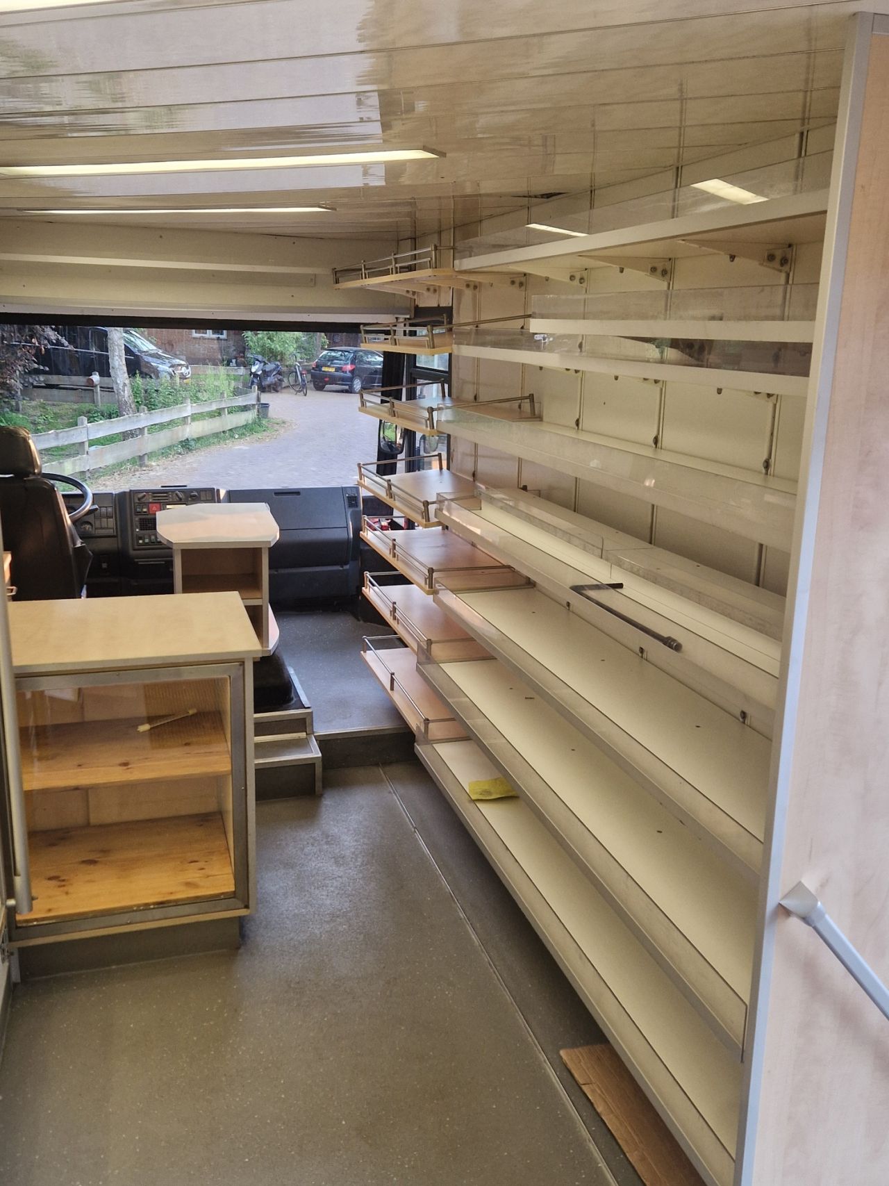 SRV wagen/rijdende winkel /verkoopwagen/ weinig KM