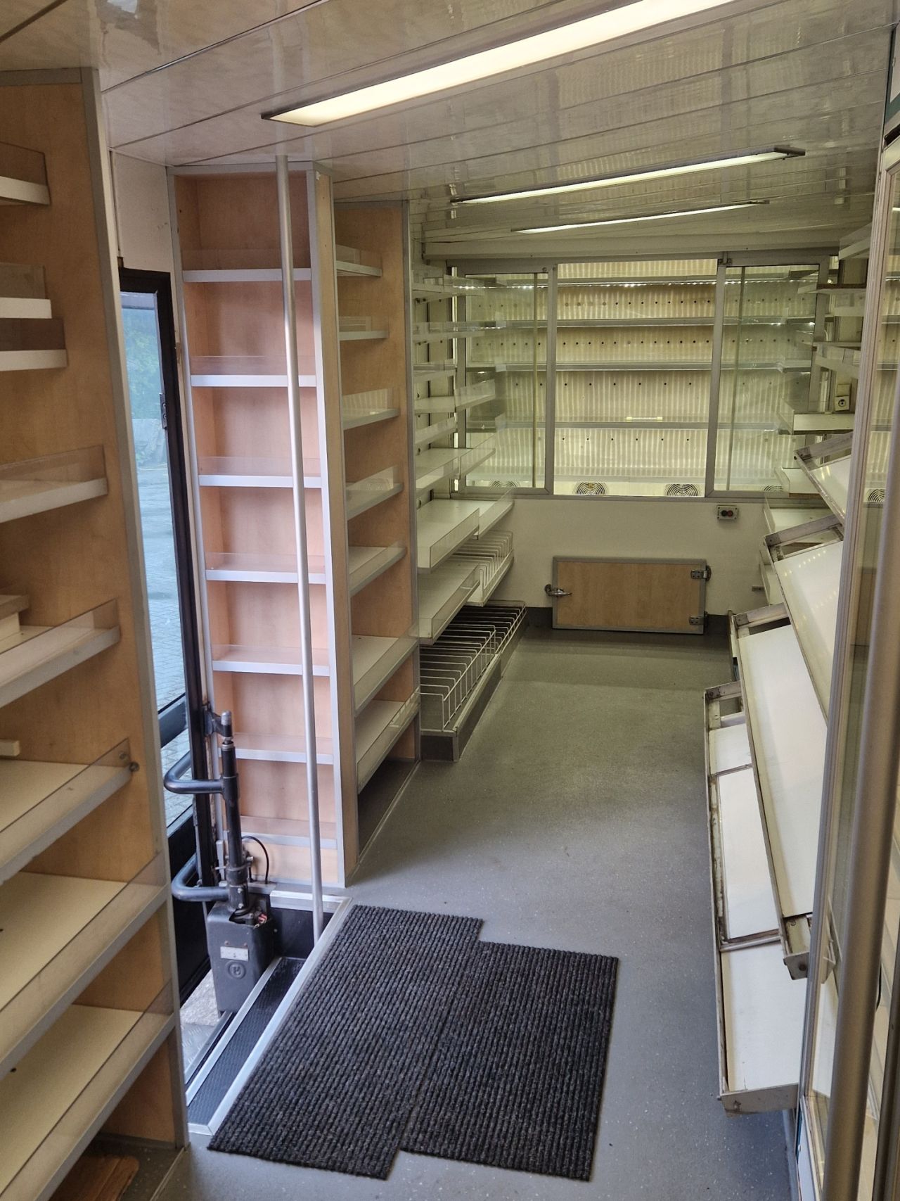 SRV wagen/rijdende winkel /verkoopwagen/ weinig KM