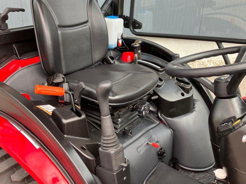TYM T265 NH mit Frontlader und Kabine