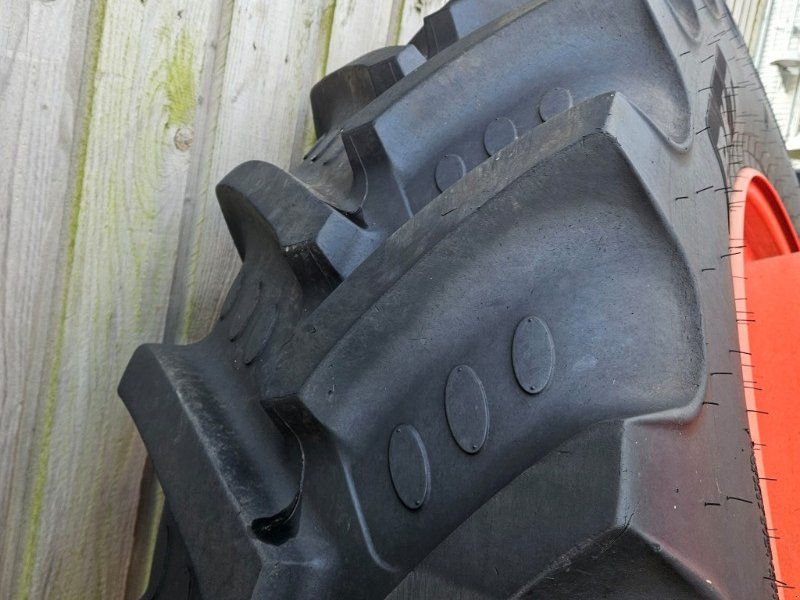 BKT Zwillinge 480/80R50 und 460/85R34